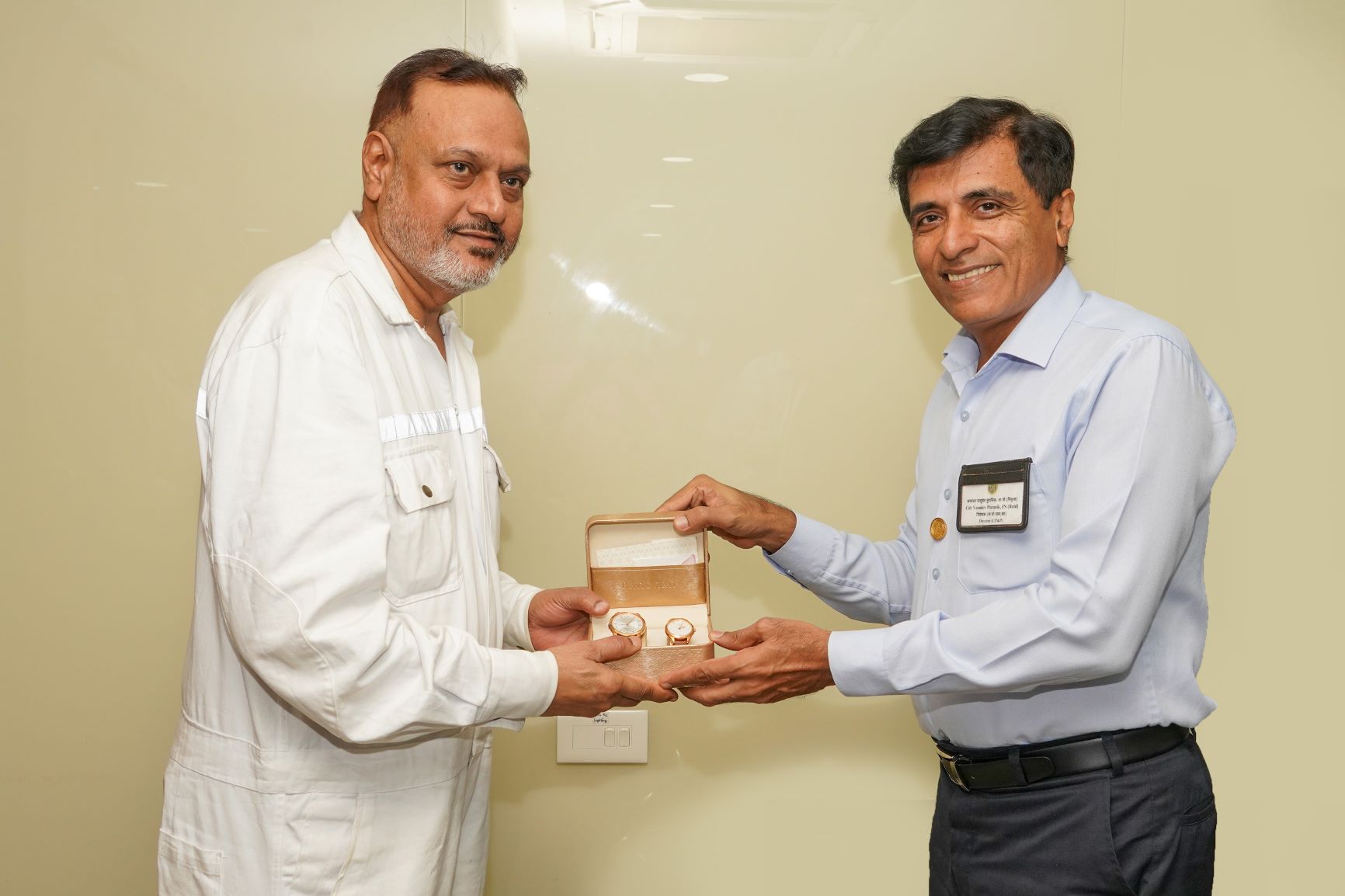 Distribution of Wrist Watches by D(CP&P) to the Employees who have completed 20 Years of service in MDL- 10th Jan 2023123